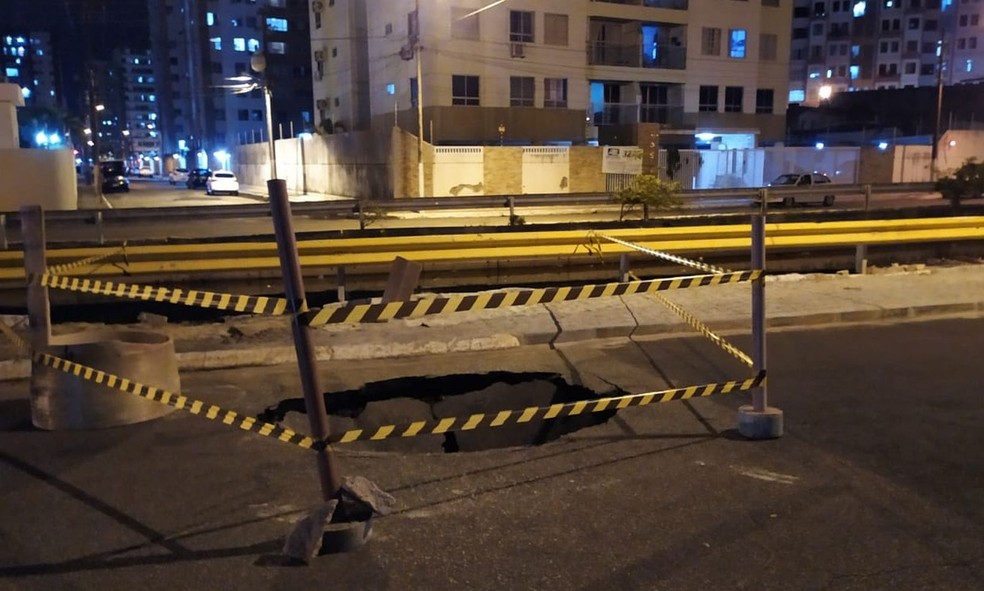 Cratera na Avenida Anísio Azevedo provoca queda de motociclista