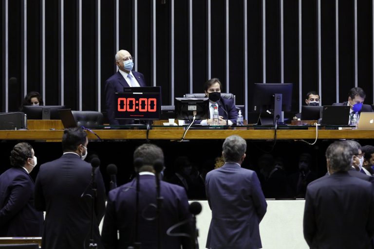 Câmara pode concluir votação de MP que suspende quantidade mínima de dias letivos na terça