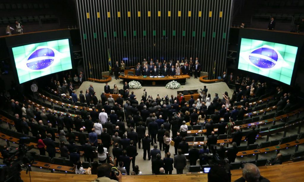 Deputados e senadores recebem antecipação de metade do 13º salário enquanto 9 milhões têm salário cortado