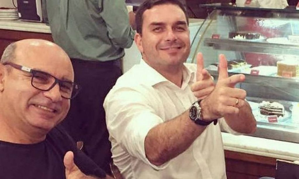 Depósito em dinheiro de Queiroz ajudou mulher de Flávio Bolsonaro a quitar parcela de apartamento