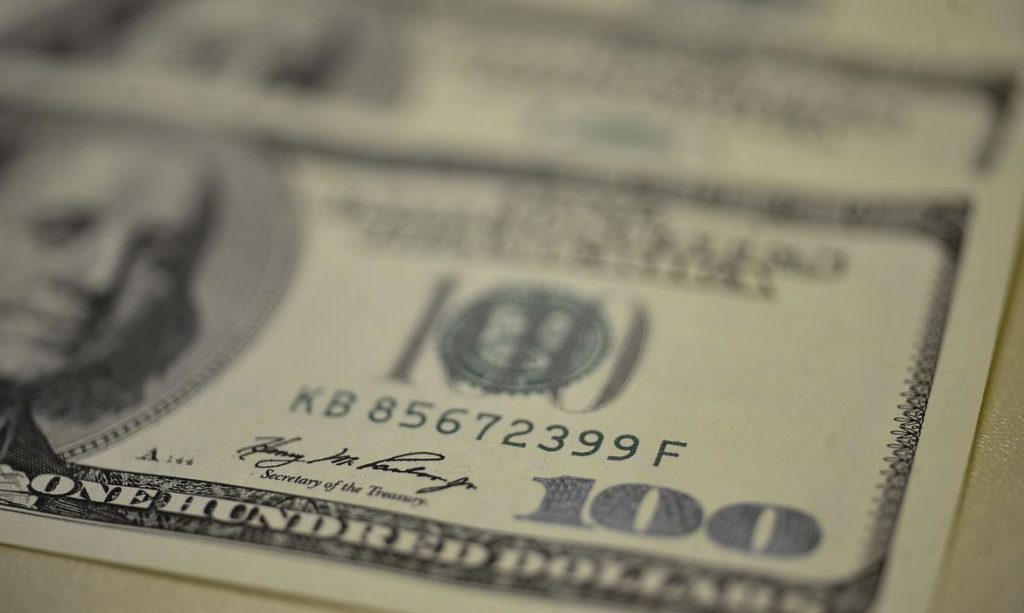 Dólar cai na semana e é vendido a R 532