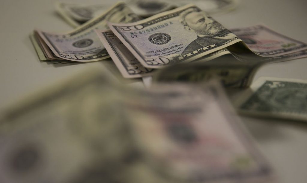 Dólar fecha com leve queda após dados positivos no Brasil