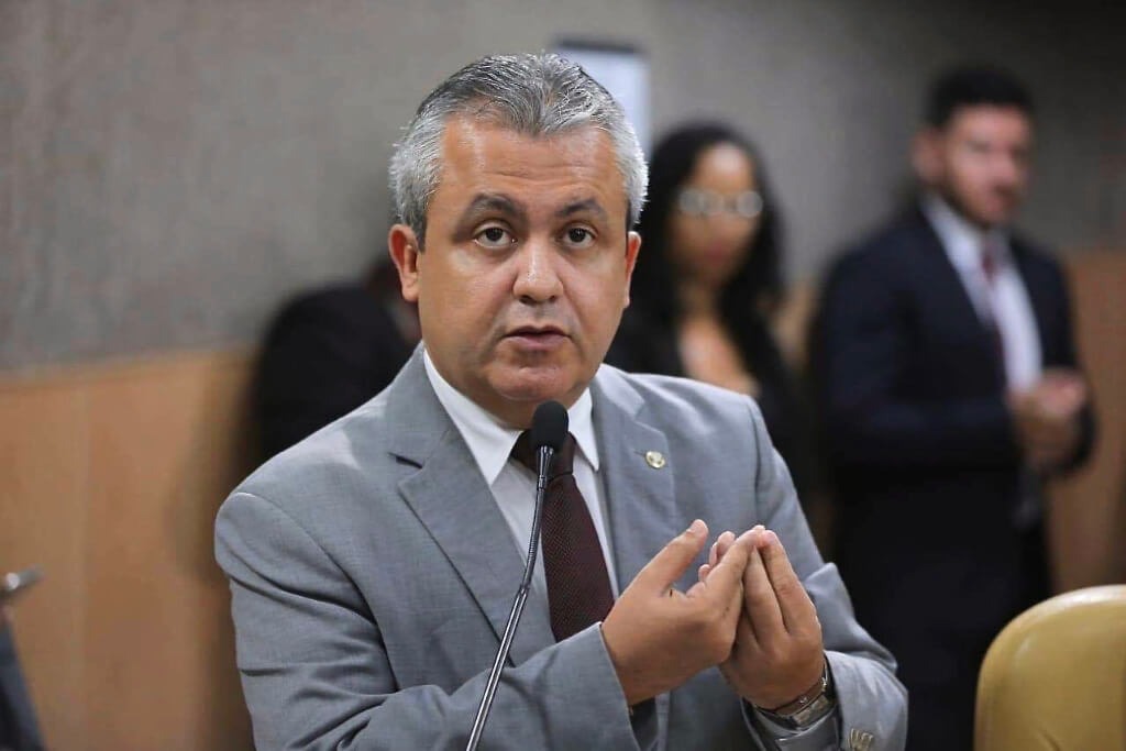 Elber Batalha diz que Edvaldo Nogueira tomou “chá de sumiço” após afastamento do servidor da prefeitura