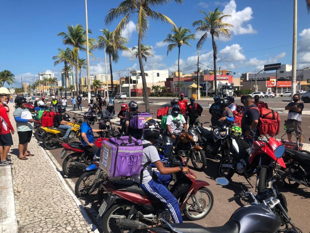 Entregadores de delivery cobram melhorias de trabalho em manifestação realizada na Orla de Atalaia
