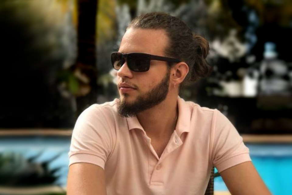 Estudante picado por naja é multado em R 61 mil