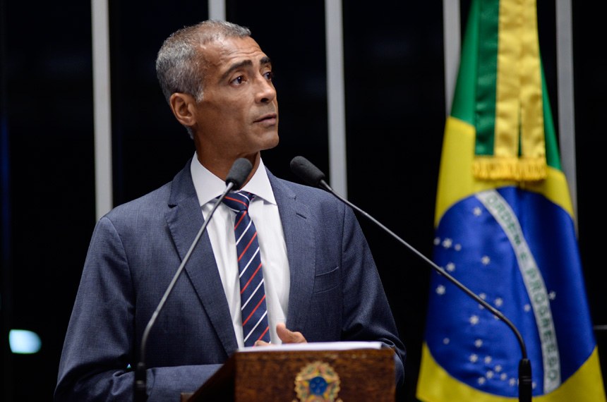 Ex jogador Romário fura quarentena e faz festa junina para 80 pessoas diz colunista