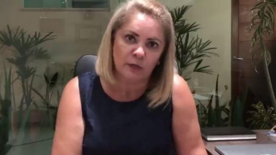 Ex mulher de Bolsonaro comprou 14 imóveis parte deles com dinheiro vivo diz revista