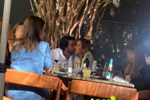 Ex mulher do sertanejo Jorge é vista trocando carícias com empresário em Brasília veja foto
