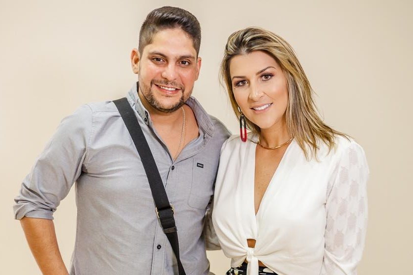 Ex mulher do sertanejo Jorge é vista trocando carícias com empresário em Brasília veja foto