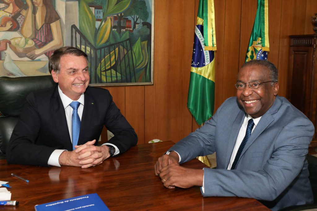 FGV muda o tom e diz que afirmou que Decotelli não era professor por rigor técnico