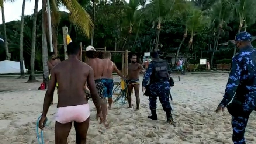 Grupo desrespeita isolamento na Bahia e Guarda Municipal acaba com partida de futevôlei; veja vídeo 1 Grupo desrespeita isolamento na Bahia e Guarda Municipal acaba com partida de futevôlei veja vídeo