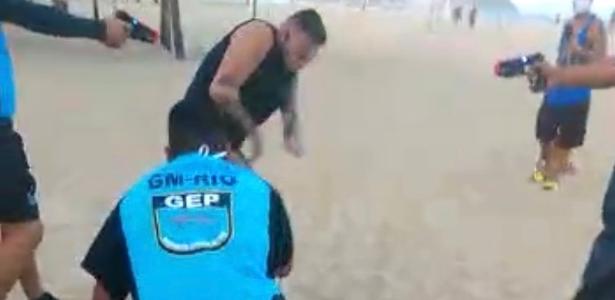 Guarda usa arma de choque para conter homem sem máscara em praia do Rio de Janeiro