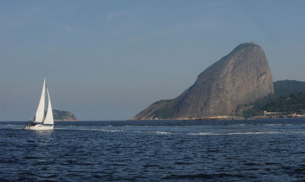 Helicóptero de pequeno porte cai na Baía de Guanabara duas pessoas que estavam a bordo foram resgatadas