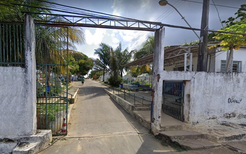 Homem é detido após tirar o corpo da avó do túmulo e dançar com cadáver em Manaus