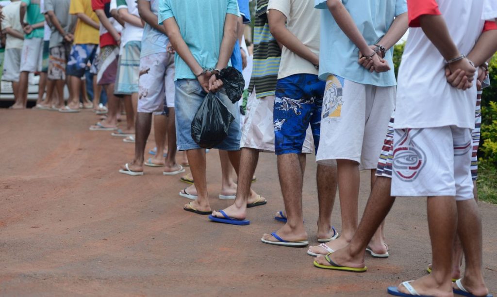 Jovem apreendido começa a trabalhar antes dos 14 anos revela pesquisa