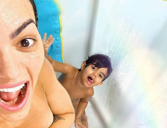 Kelly Key é alvo de críticas após postar foto nua tomando banho com o filho