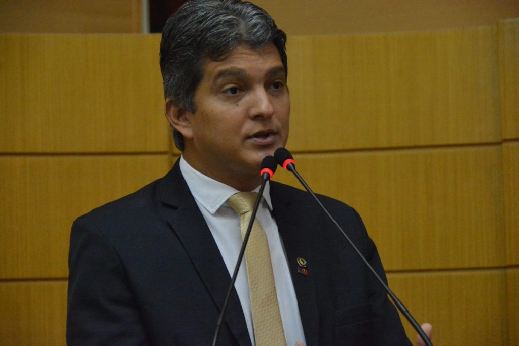 Líder da Oposição manteve seu irmão lotado por três meses no próprio gabinete na Alese