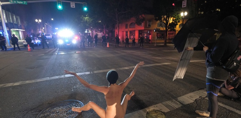 Manifestante fica nua em frente a policiais durante protesto contra o racismo nos EUA veja vídeo 1