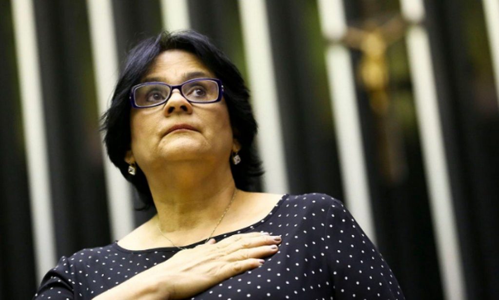 Ministra Damares compartilha fake news sobre médica defensora do uso da cloroquina