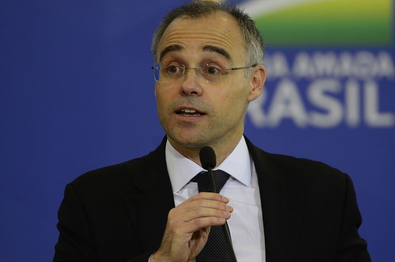 Ministro da Justiça se expõe a polêmicas para defender Bolsonaro