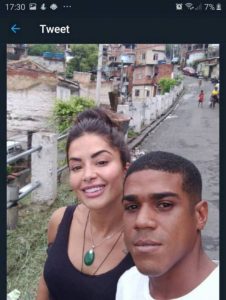 Modelo Aline Riscado tira foto com um dos chefes de tráfico do Morro dos Macacos veja foto