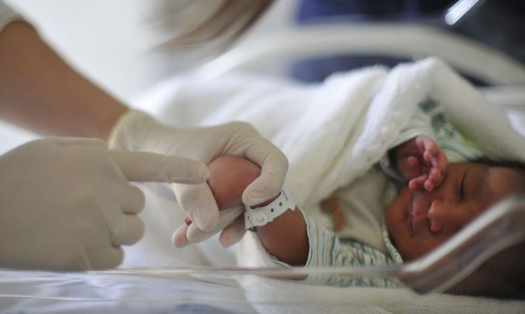 Nascimento de bebê com covid 19 é evidência forte de transmissão intrauterina dizem médicos