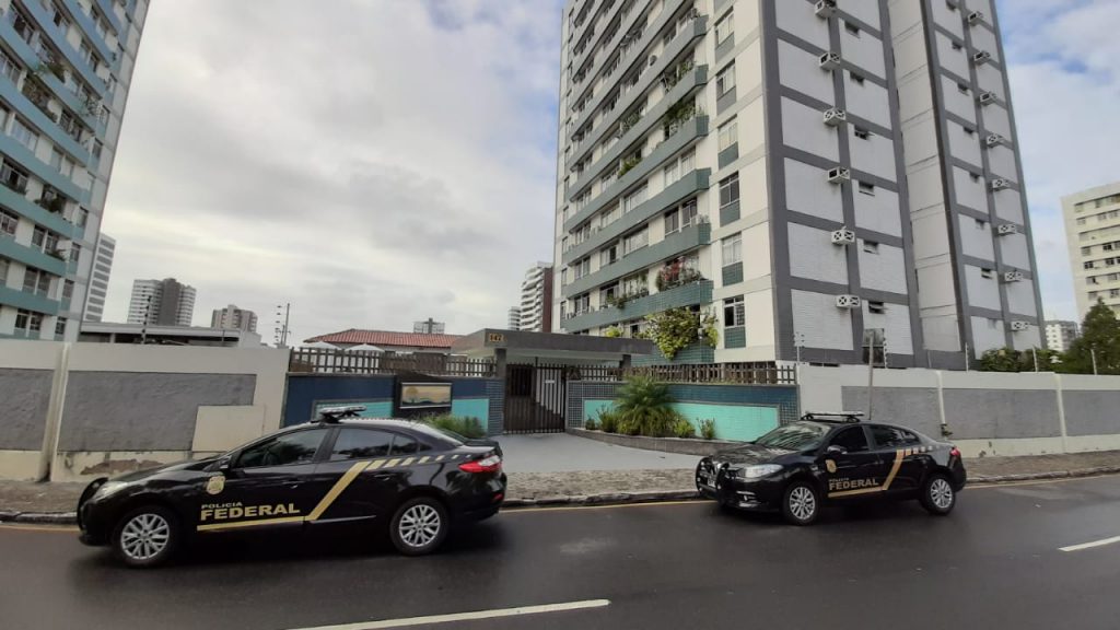 PF cumpre mandado em condomínio em Aracaju nesta quarta feira 30
