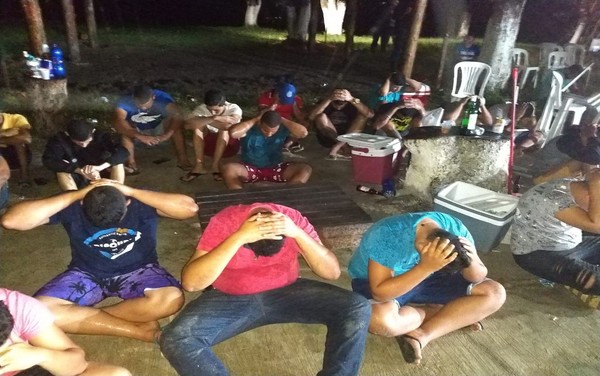PM flagra festa com som de paredão e aglomeração em Laranjeiras