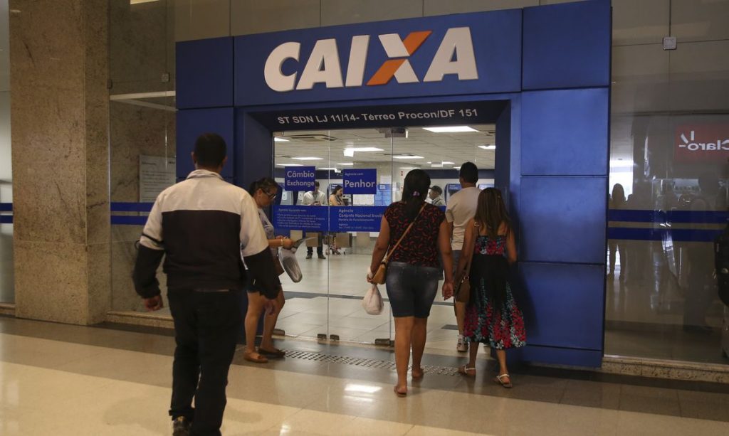Pagamento do auxílio será feito em parcelas de R500 R100 e R300 diz colunista