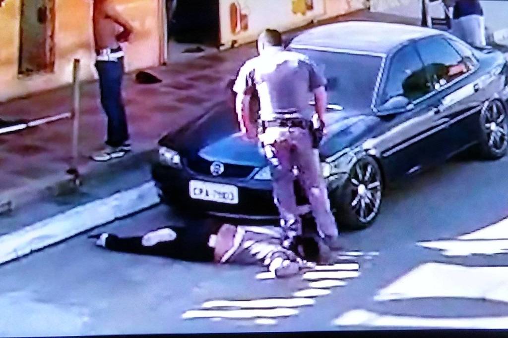 Policial pisa no pescoço de mulher negra e a arrasta na calçada veja vídeo