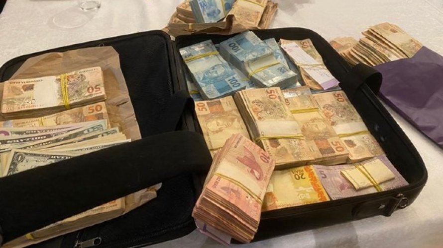 Polícia apreende mala de dinheiro durante operação que apura esquema de propina na contratação de leitos no DF