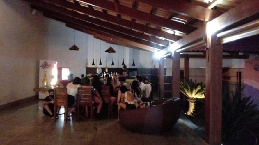Polícia interrompe festa com 25 pessoas em motel