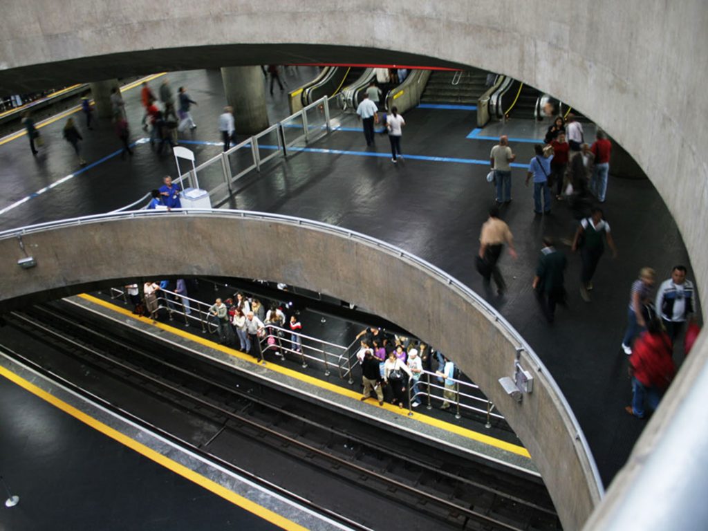 Polícia prende suspeito de filmar mulheres de saia no metrô de São Paulo