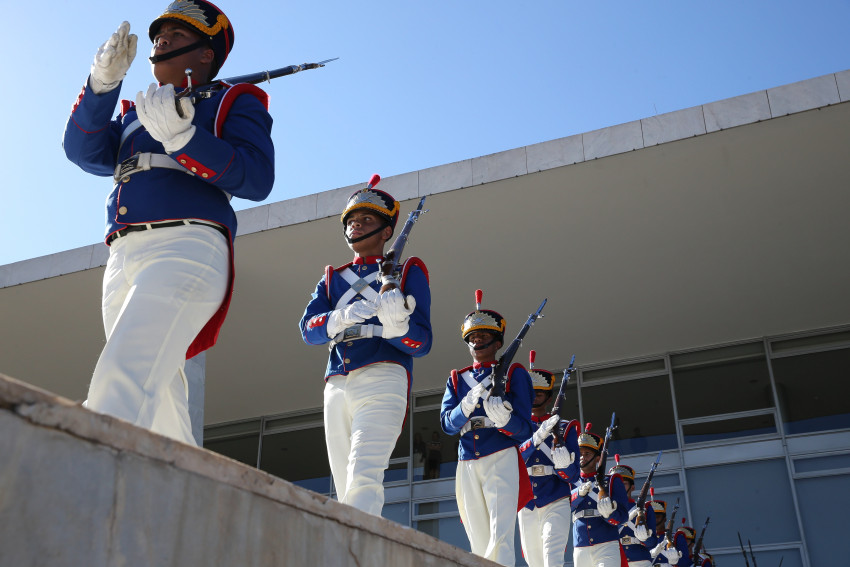 Por rigor do uniforme guardas presidenciais não usam máscara no Planalto