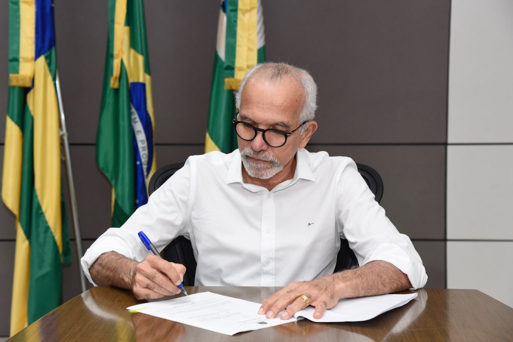Prefeito de Aracaju anuncia reabertura parcial do comércio e aumento da frota de ônibus
