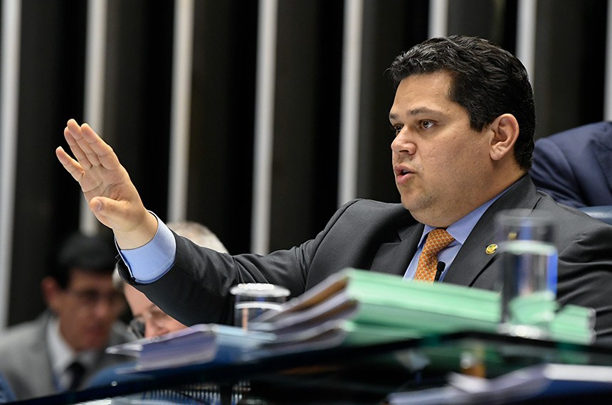 Presidente do Senado suspeita que celular foi hackeado e pede investigação