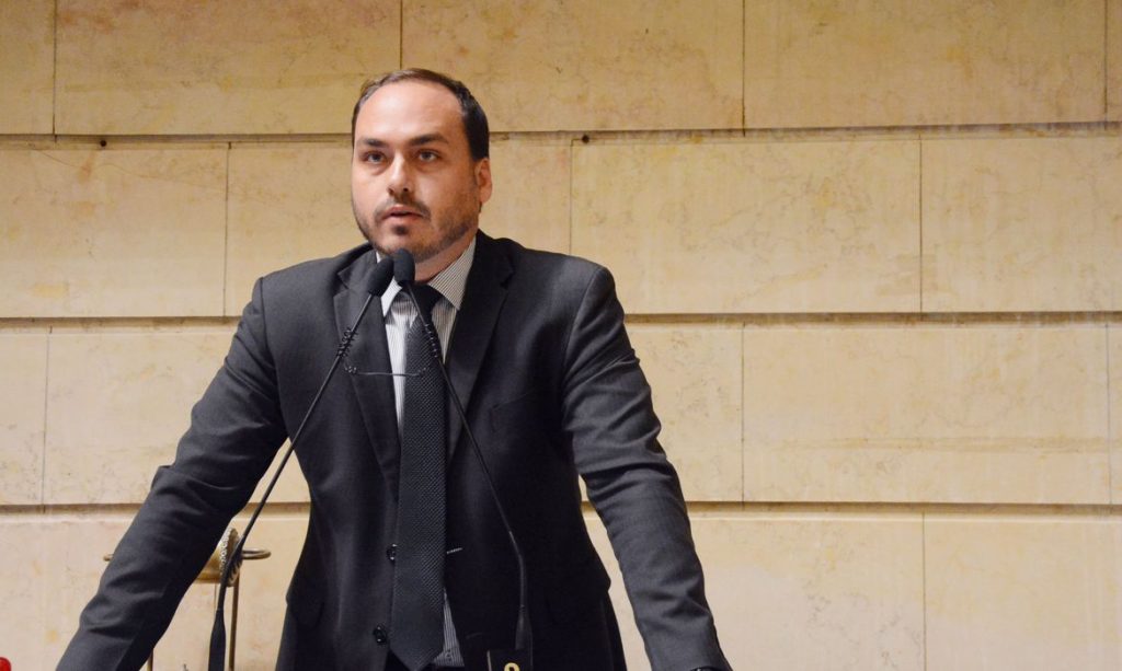 Quatro ex assessores de Carlos Bolsonaro têm sigilos quebrados no inquérito das rachadinhas