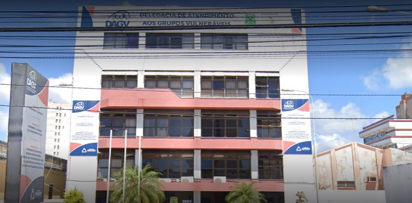 Radialista e transexual vão parar na delegacia após suposto programa