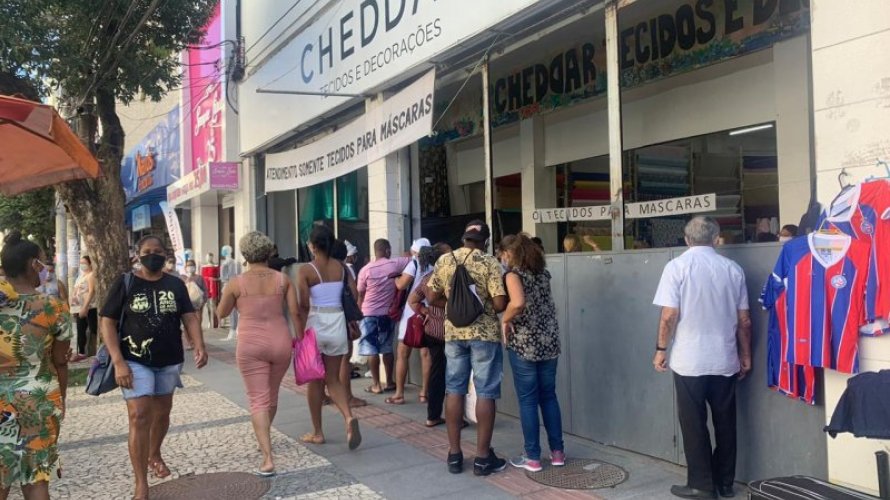 Reabertura do comércio de rua em Salvador tem movimento intenso