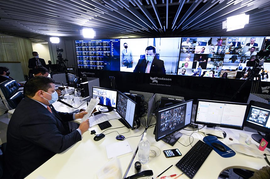 Senado aprova projeto de combate a notícias falsas texto vai à Câmara