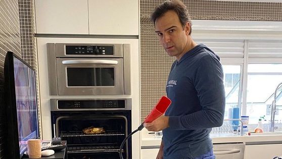 Tadeu Schmidt relata princípio de incêndio em cozinha do seu apartamento