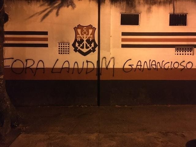 Torcida do Flamengo picha muro da Gávea em protesto contra cobrança por transmissão de jogo