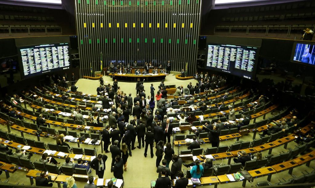 Tramitação rápida do projeto de lei das fake news no Congresso chama atenção da ONU
