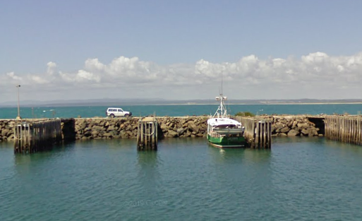 Tubarão puxa garoto de 10 anos de dentro de barco em ataque na costa da Austrália