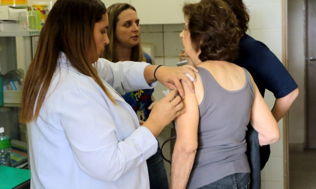 Vacinação contra gripe tem mais de 90 do público alvo imunizado