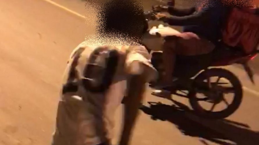 Vídeo Adolescente a cavalo tenta assaltar motoboy na Bahia