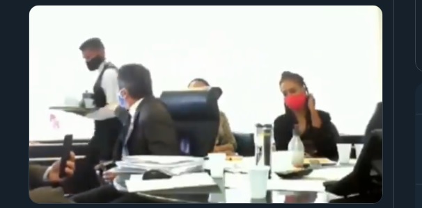 Vídeo mostra secretário do Ministério da Saúde expulsando garçom Sai daí. Eu falei não