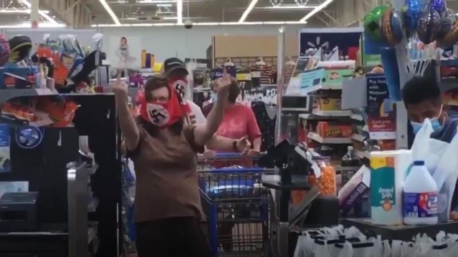 casal e flagrado usando mascaras nazistas em supermercado