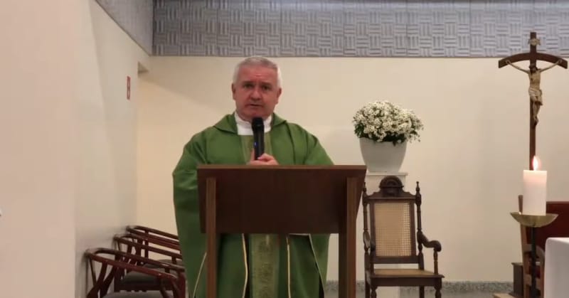 “Quem votou em Bolsonaro devia se confessar” diz padre durante homilia