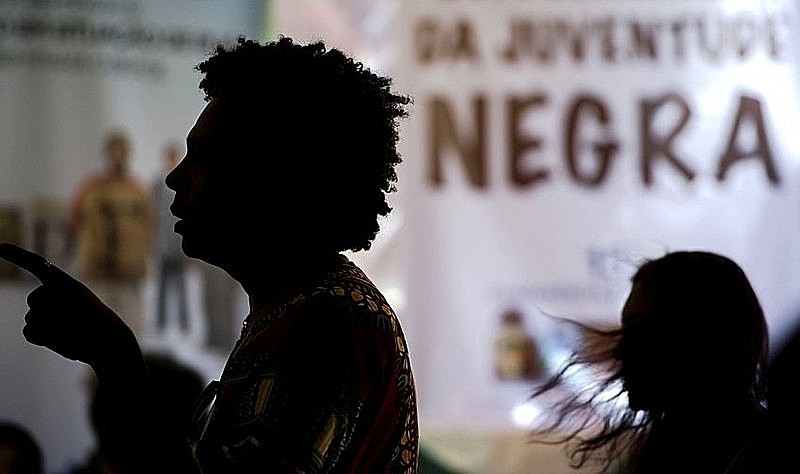 30 08 racismo